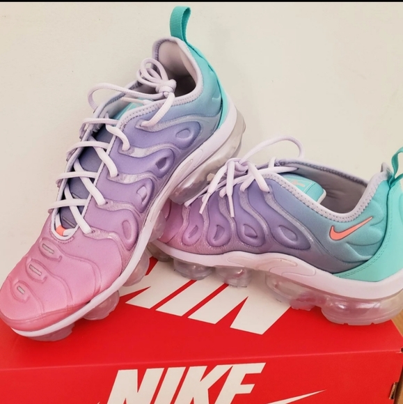 vapormax plus women's pink